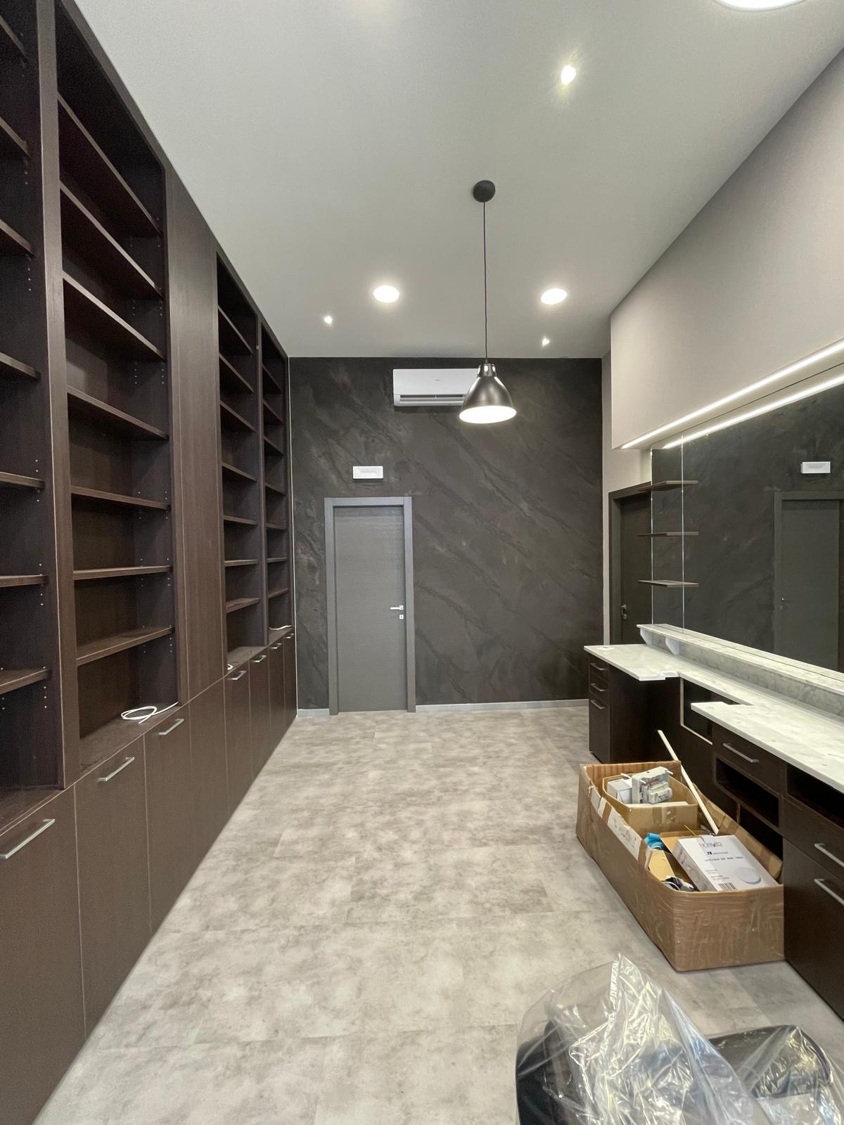 Rifacimento completo negozio, controsoffittatura in cartongesso, tinteggiatura e decorativo effetto pietra